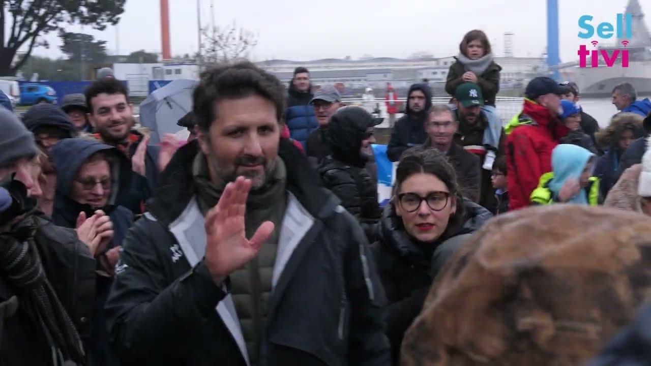 Yoann Richomme saluant la foule à son arrivée à Lorient