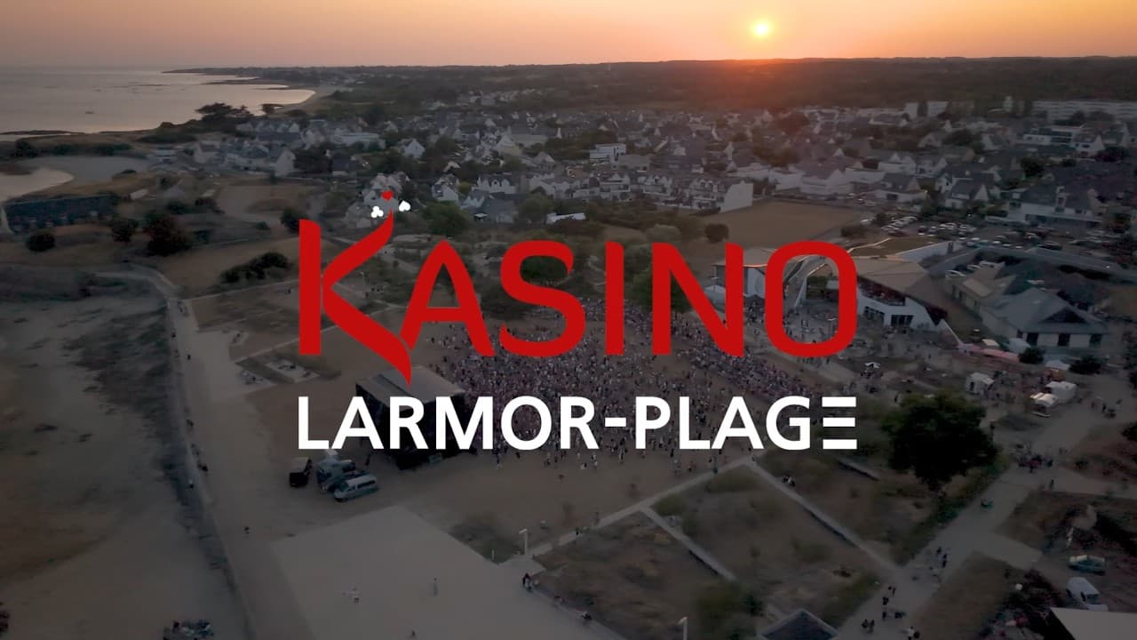 Vue aérienne par drone de Larmor-Plage au coucher du soleil