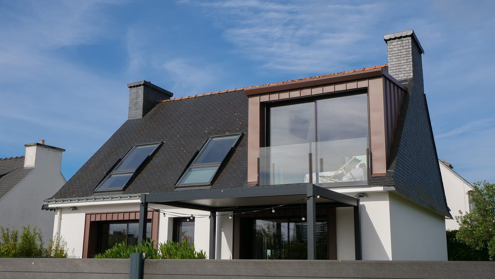 Maison rénovée avec lucarne vitrée et pergola