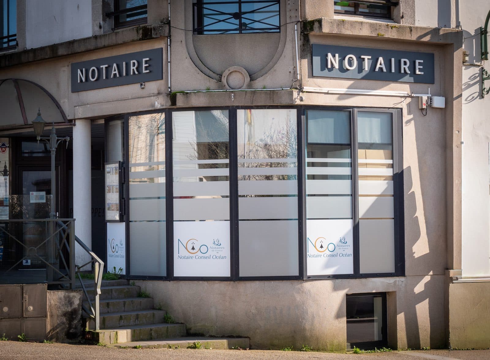 Façade d’un office notarial en angle de rue