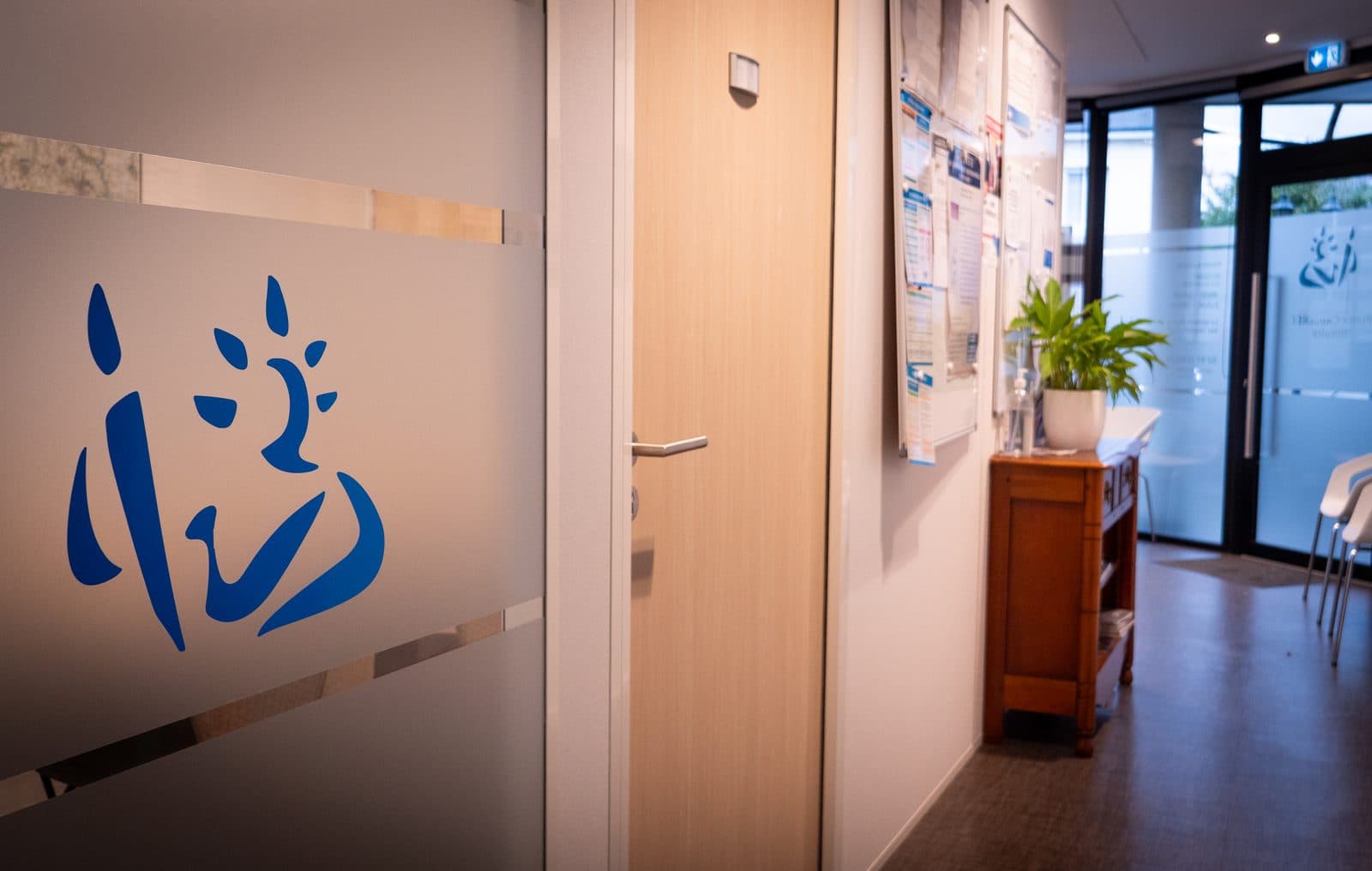 Couloir d’accueil d’un office notarial avec logo sur la vitre