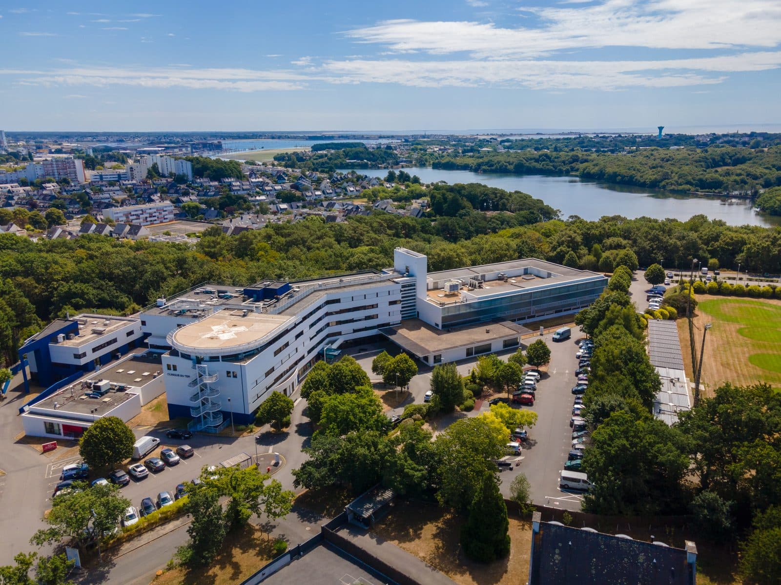 Vue aérienne d’une clinique et de son environnement au bord de l’eau