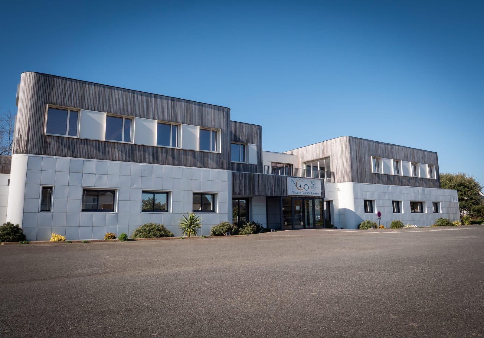 Façade d’un bâtiment d’entreprise à bardage bois