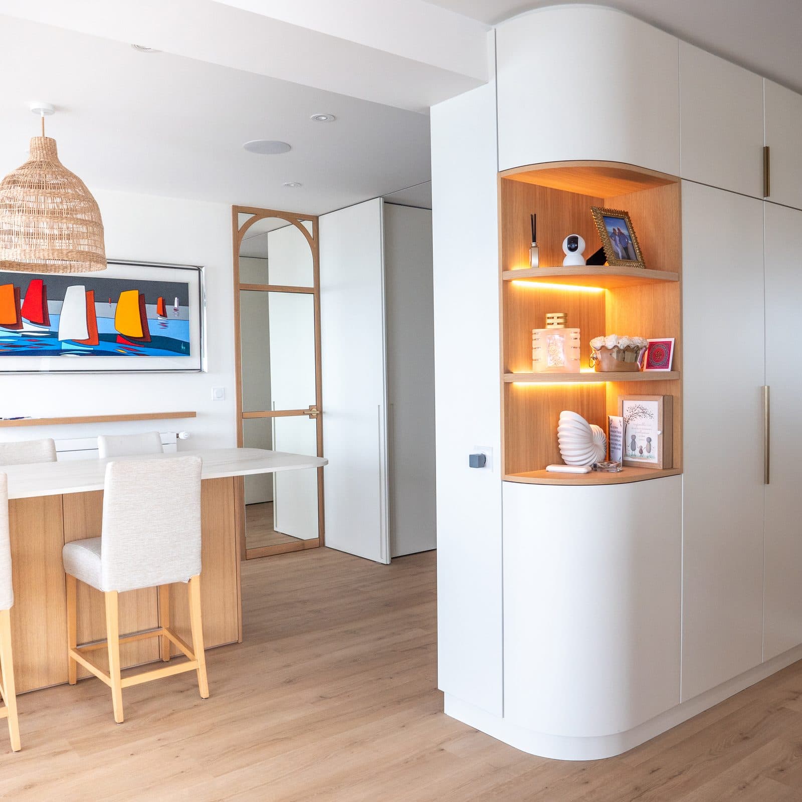 Agencement sur mesure avec niche éclairée dans une cuisine