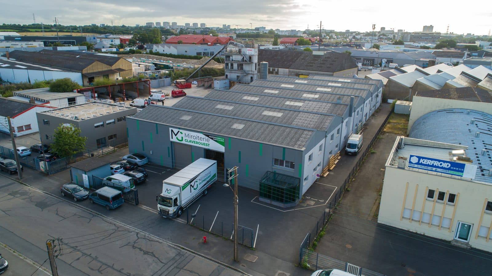 Vue aérienne d’un entrepôt logistique en zone d’activité