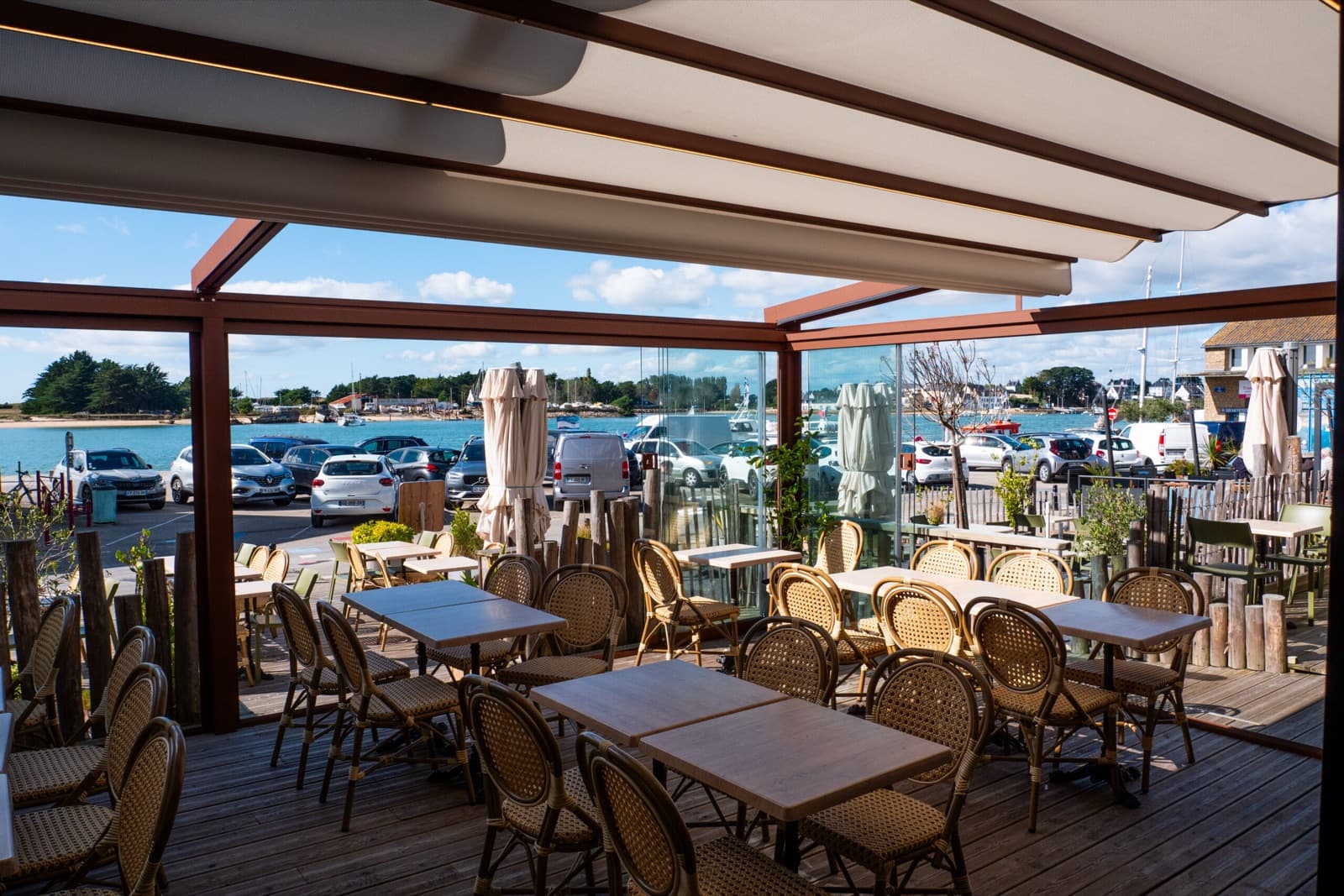Terrasse de restaurant couverte d’une pergola Carré Store, face au port