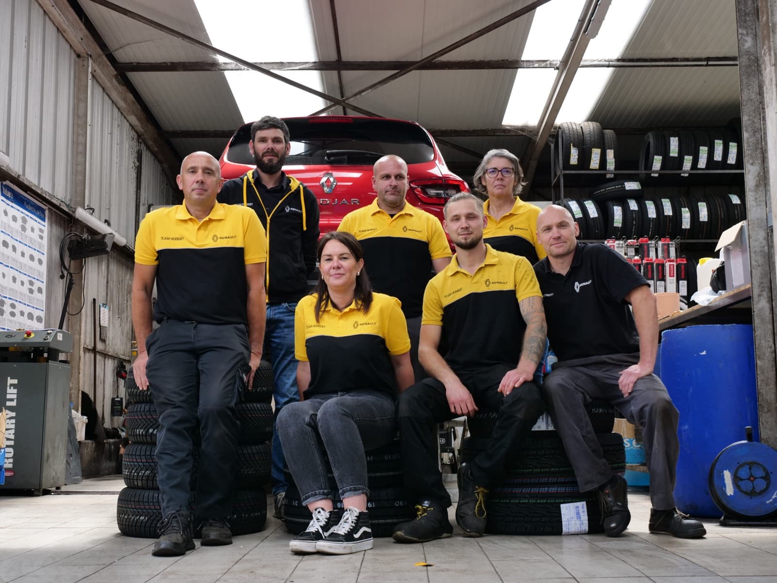 Photo de groupe de l’équipe du Garage Herbert dans son atelier