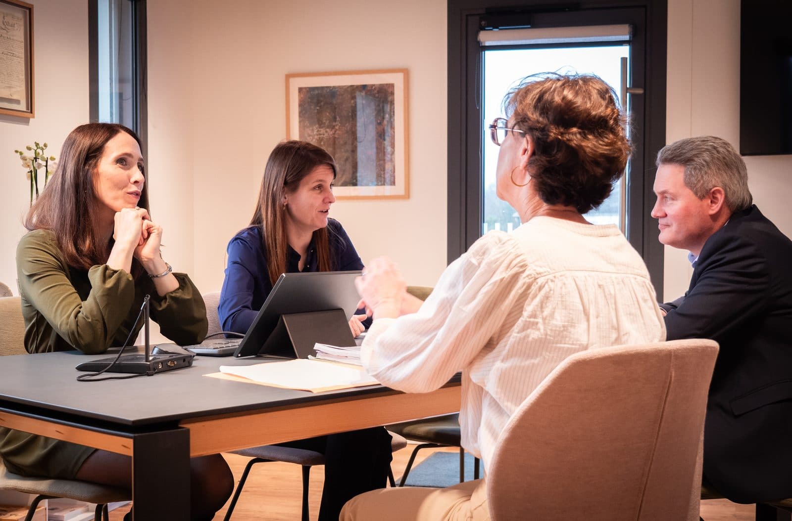 Réunion de travail autour d’une table dans une salle de rendez-vous