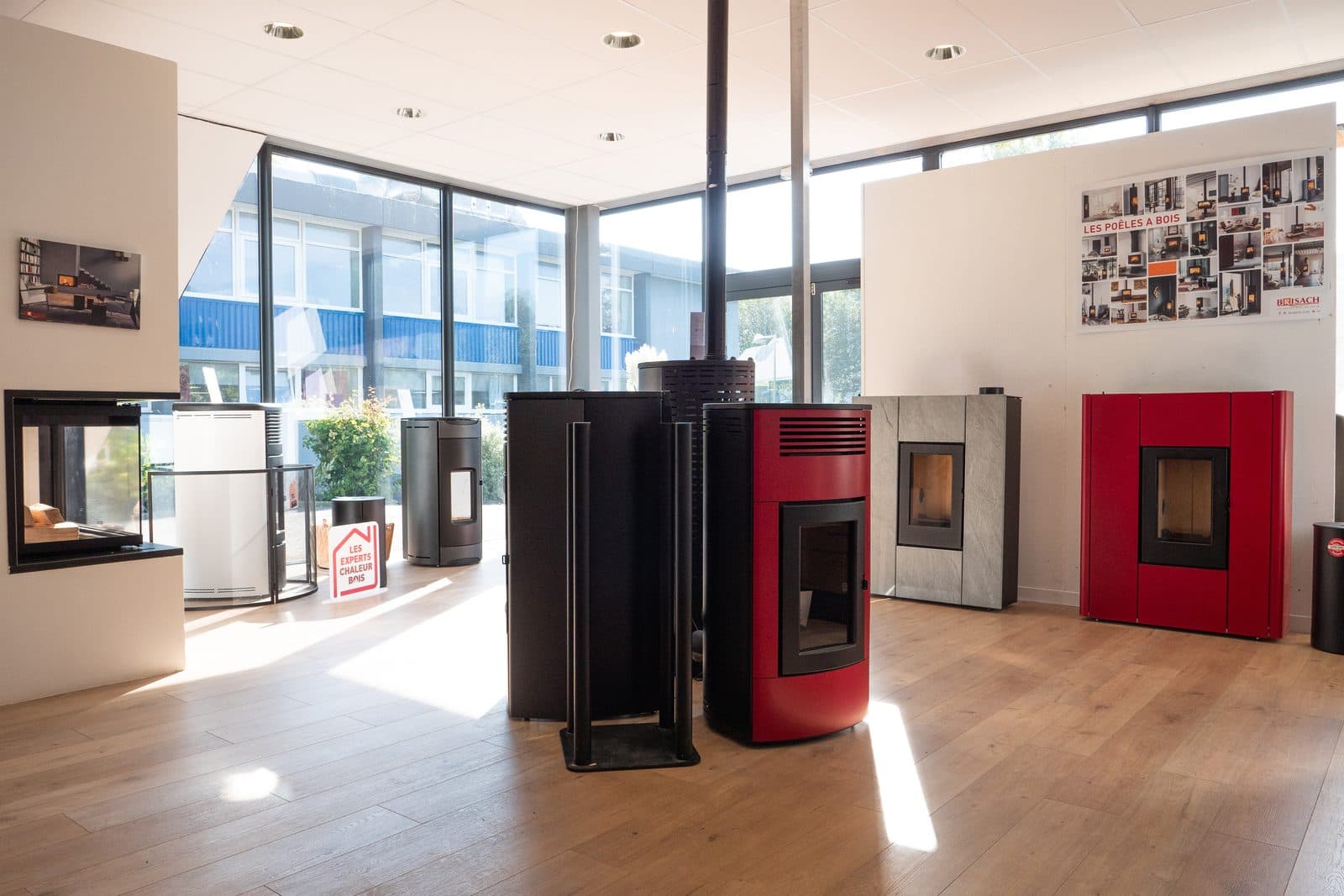 Showroom lumineux présentant des poêles à granulés