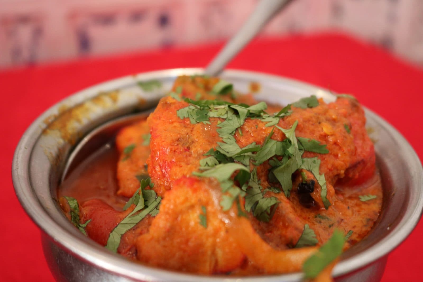 Curry servi dans une coupelle en métal, en gros plan