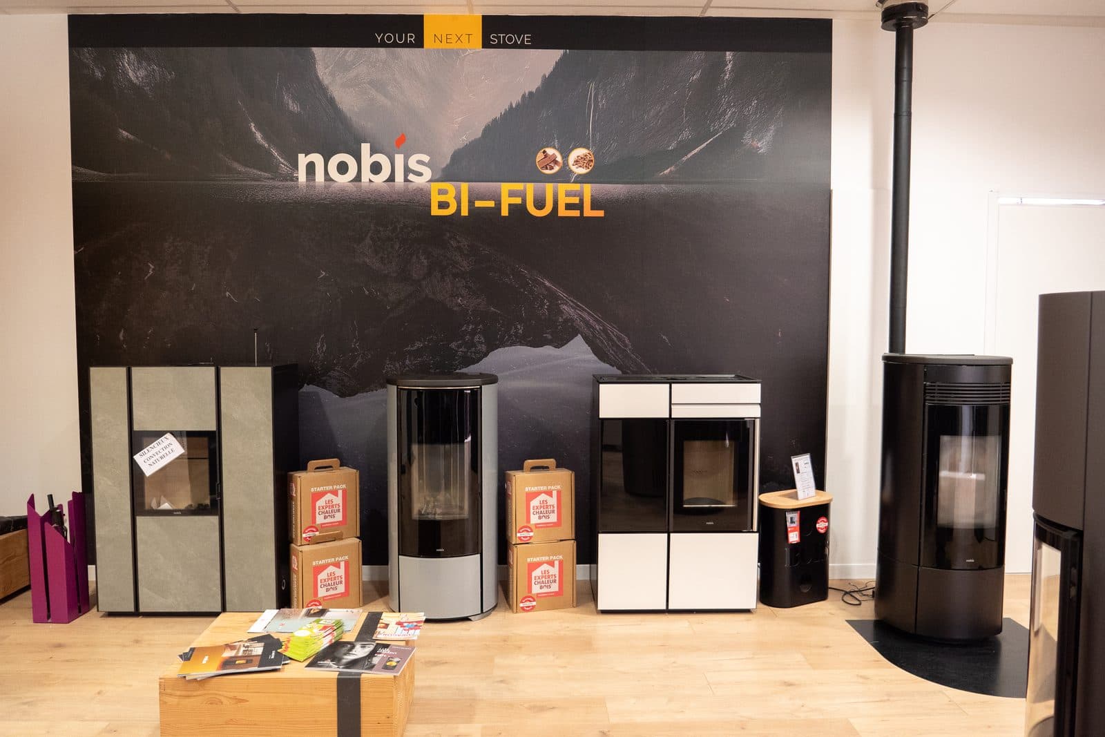 Poêles exposés dans un showroom