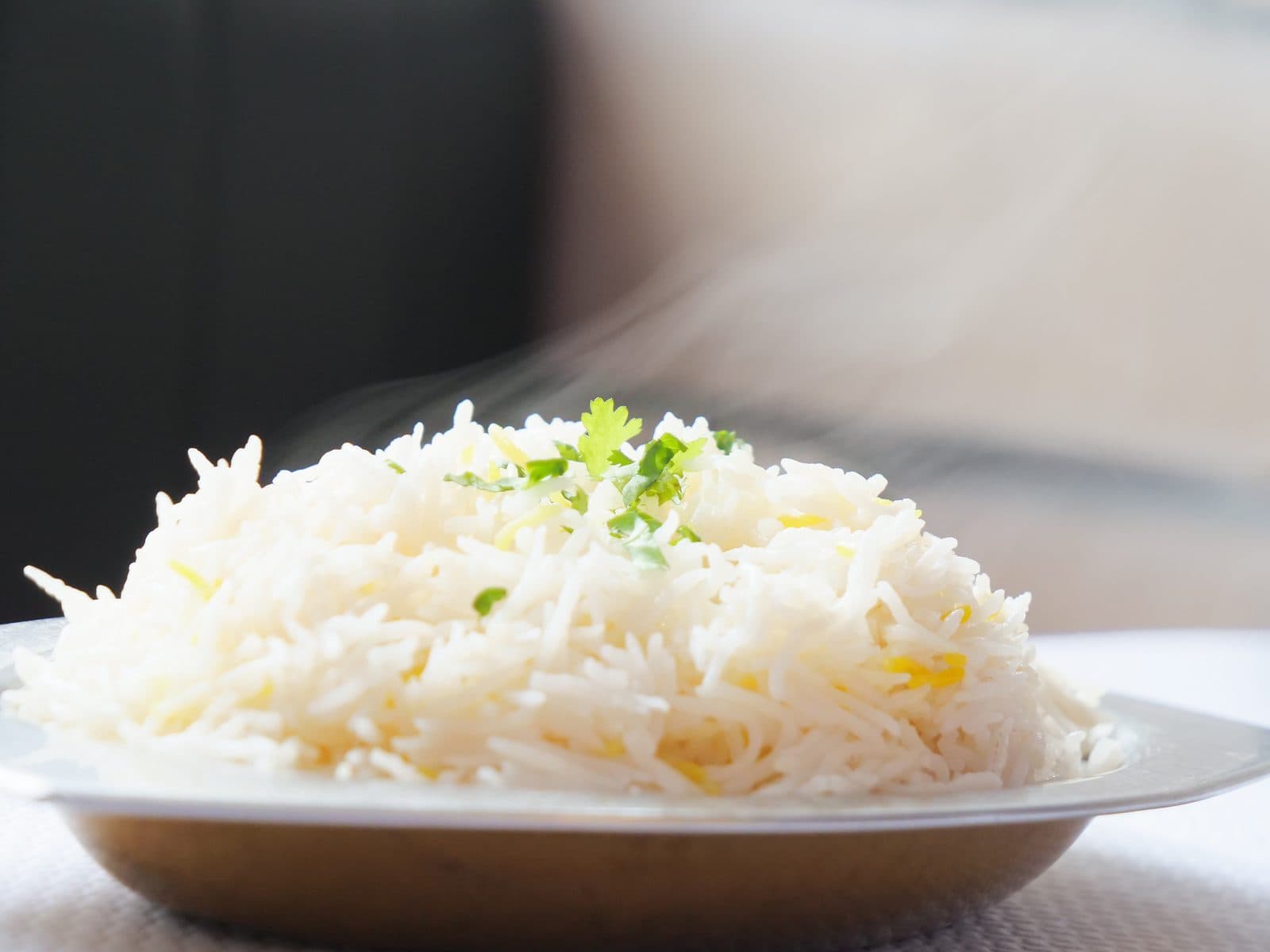 Riz basmati fumant servi dans une assiette