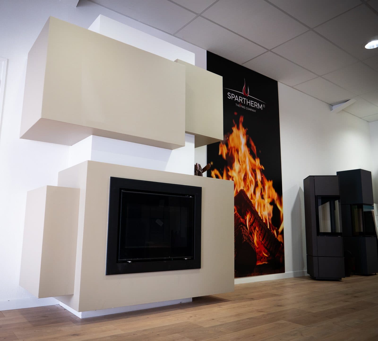 Cheminée encastrée mise en scène dans un showroom