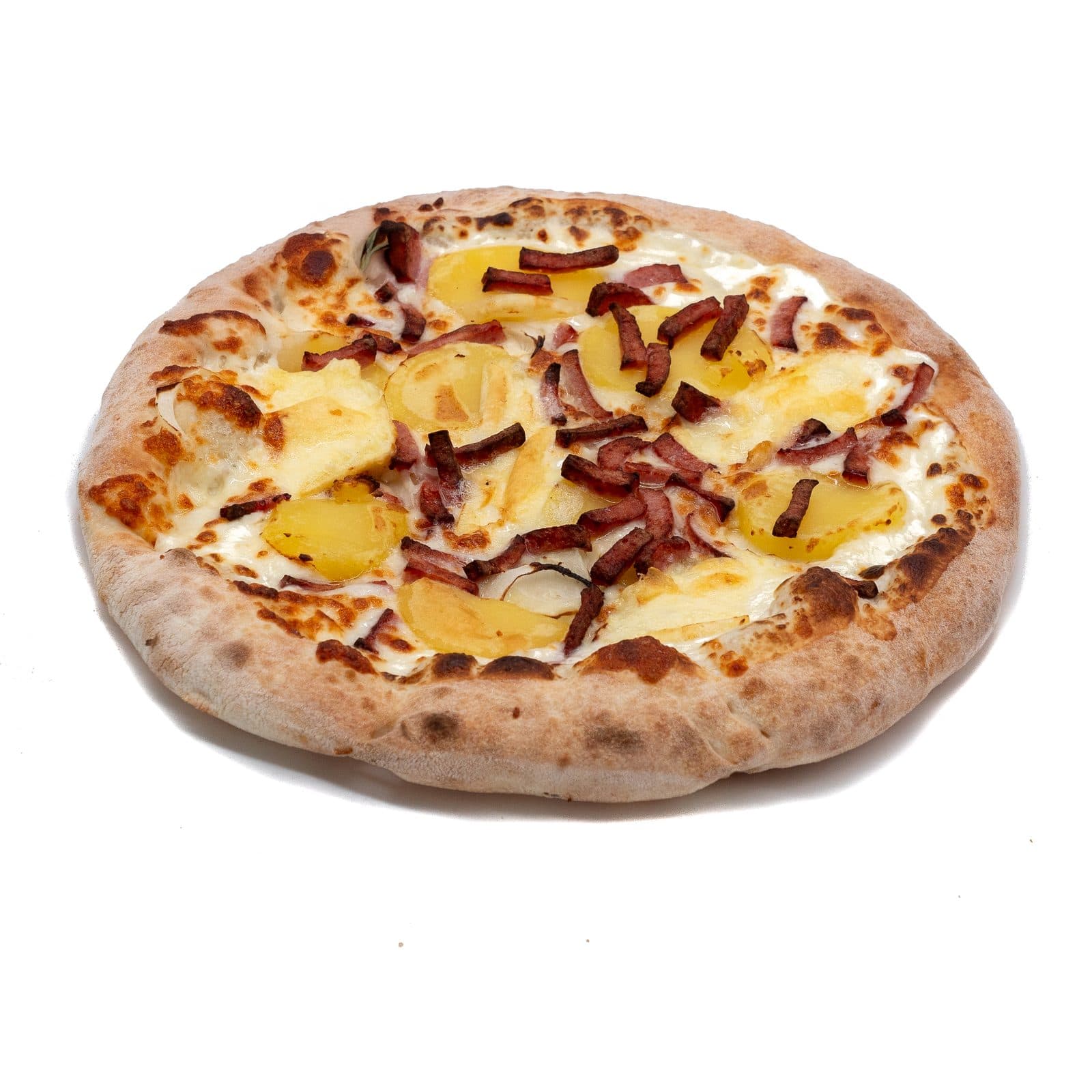 Pizza tartiflette vue de dessus sur fond blanc