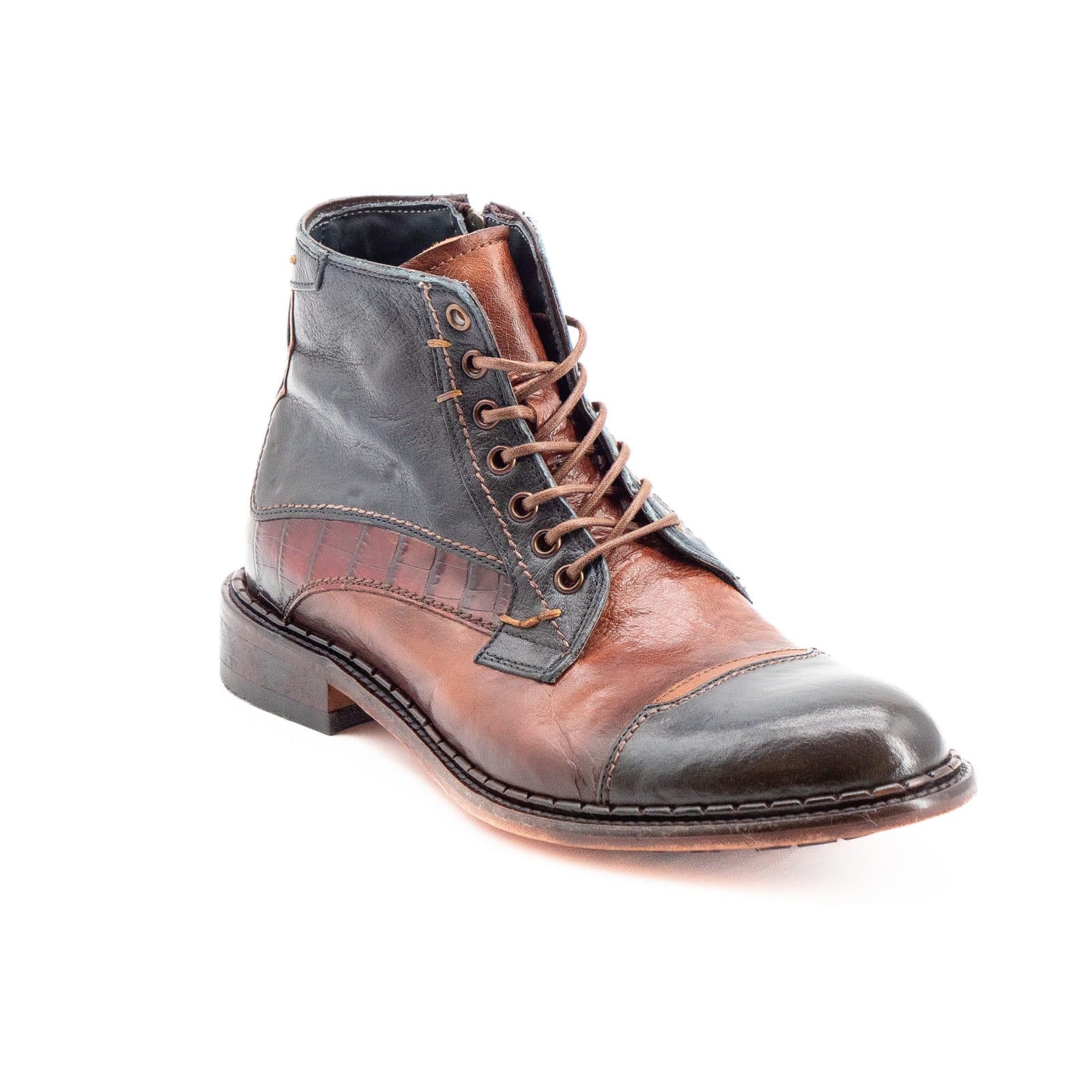 Chaussure montante homme en cuir bicolore sur fond blanc