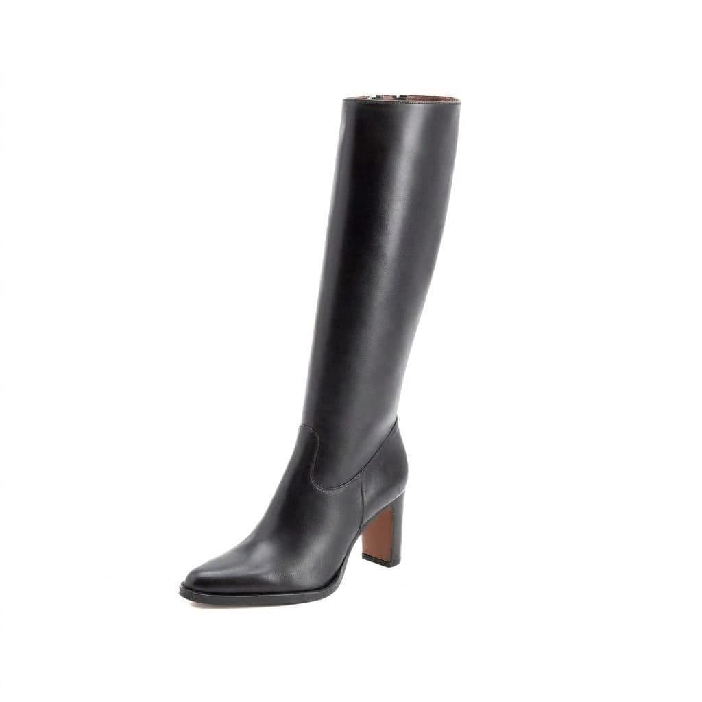 Botte haute femme en cuir noir sur fond blanc