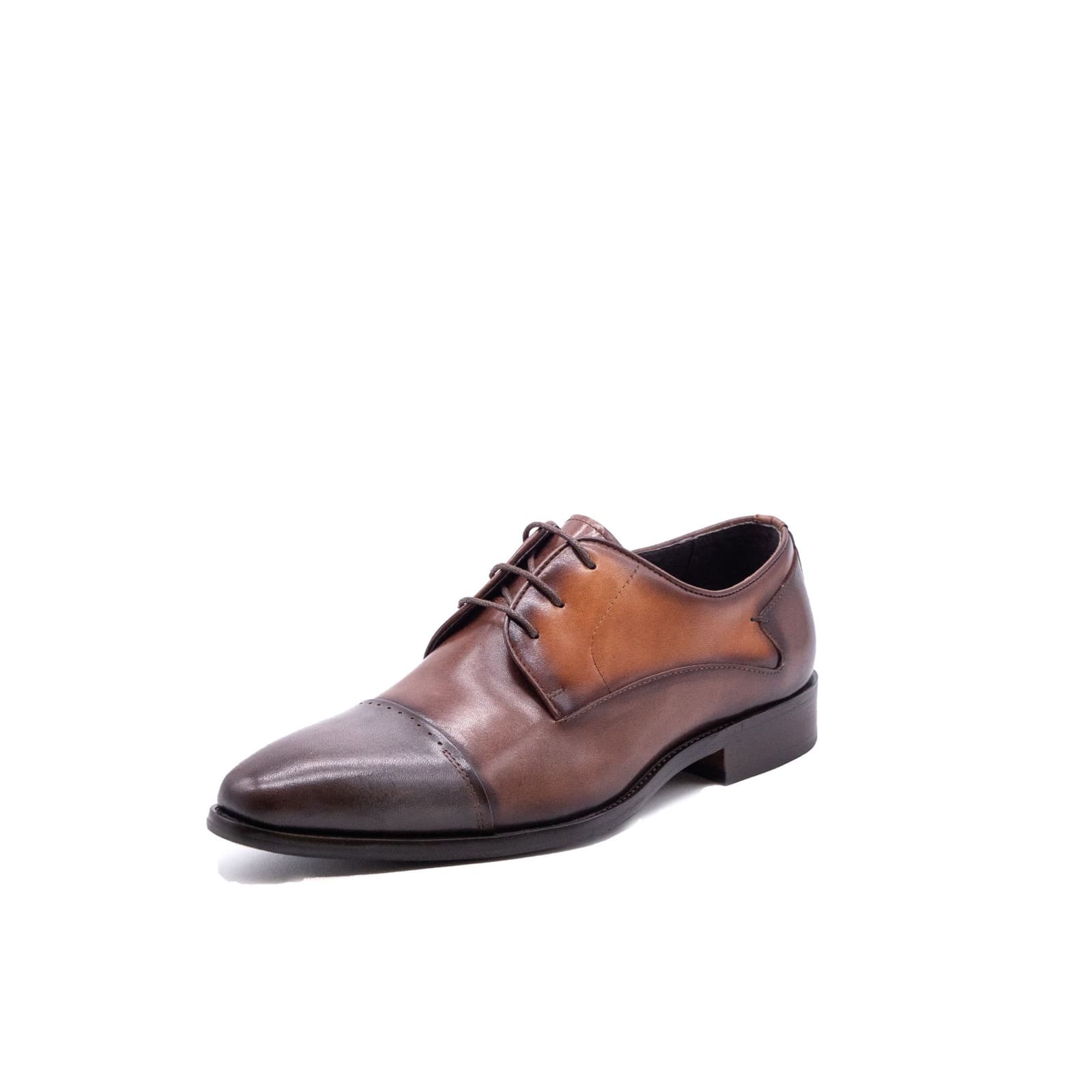 Packshot d’un derby homme en cuir sur fond blanc pour Le Carrer