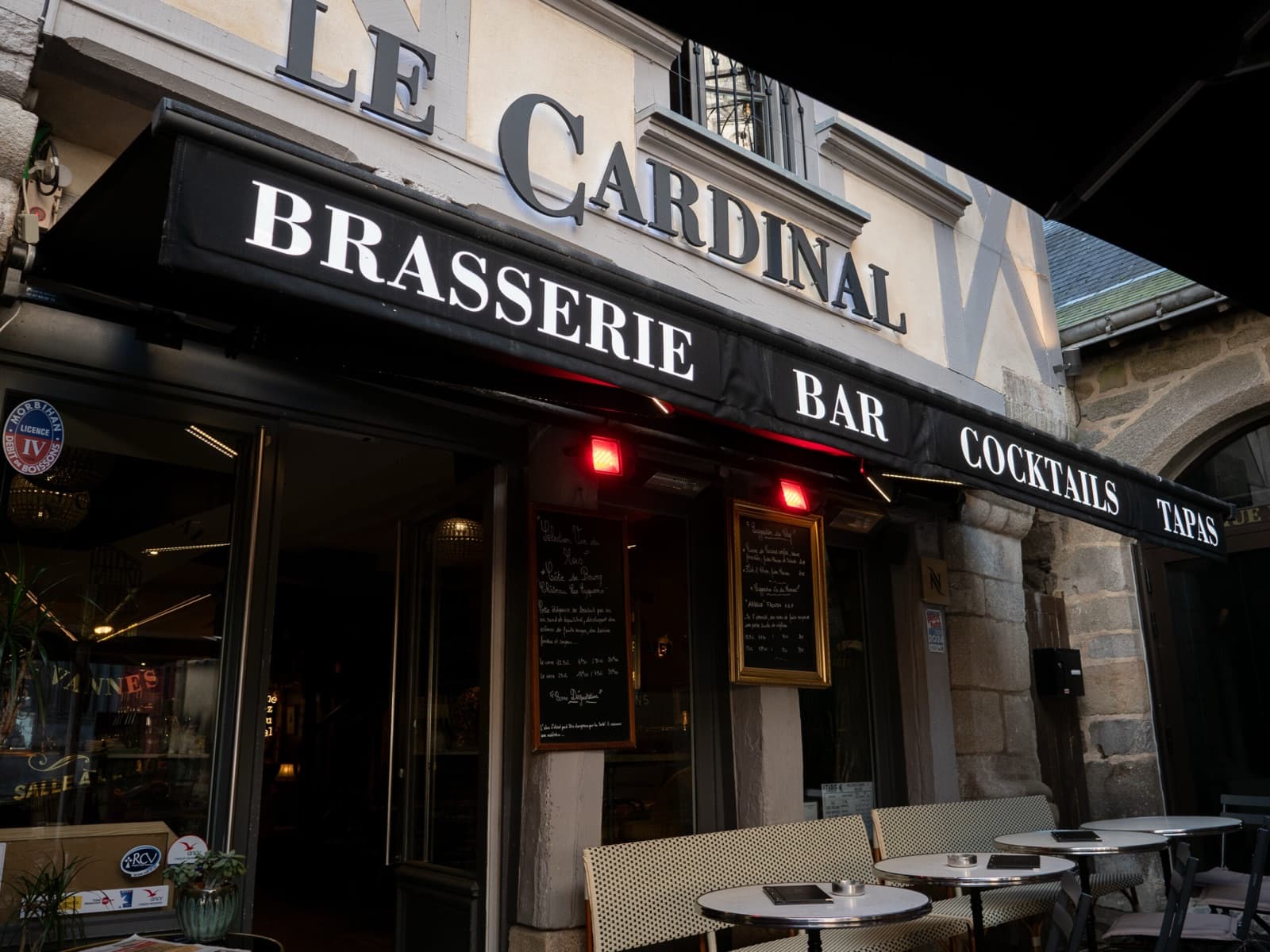 Devanture de la brasserie Le Cardinal et son store banne noir