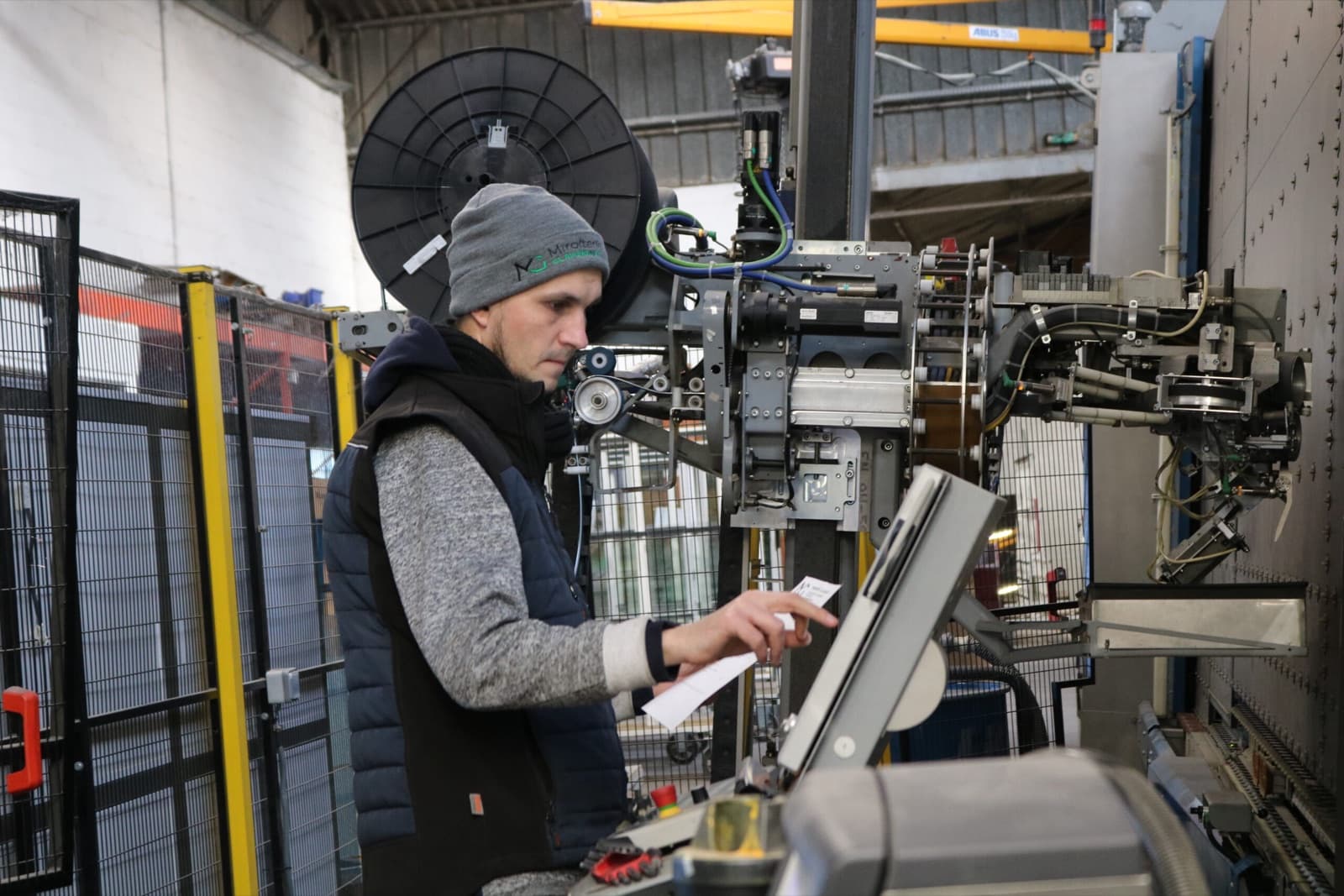 Opérateur au pupitre de pilotage d’une machine chez Glaverouest
