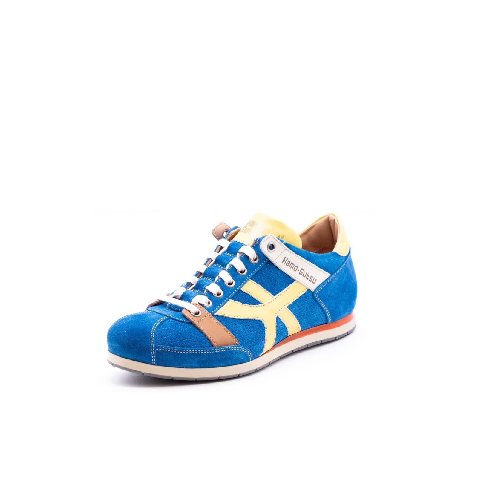 Basket en daim bleu et jaune sur fond blanc