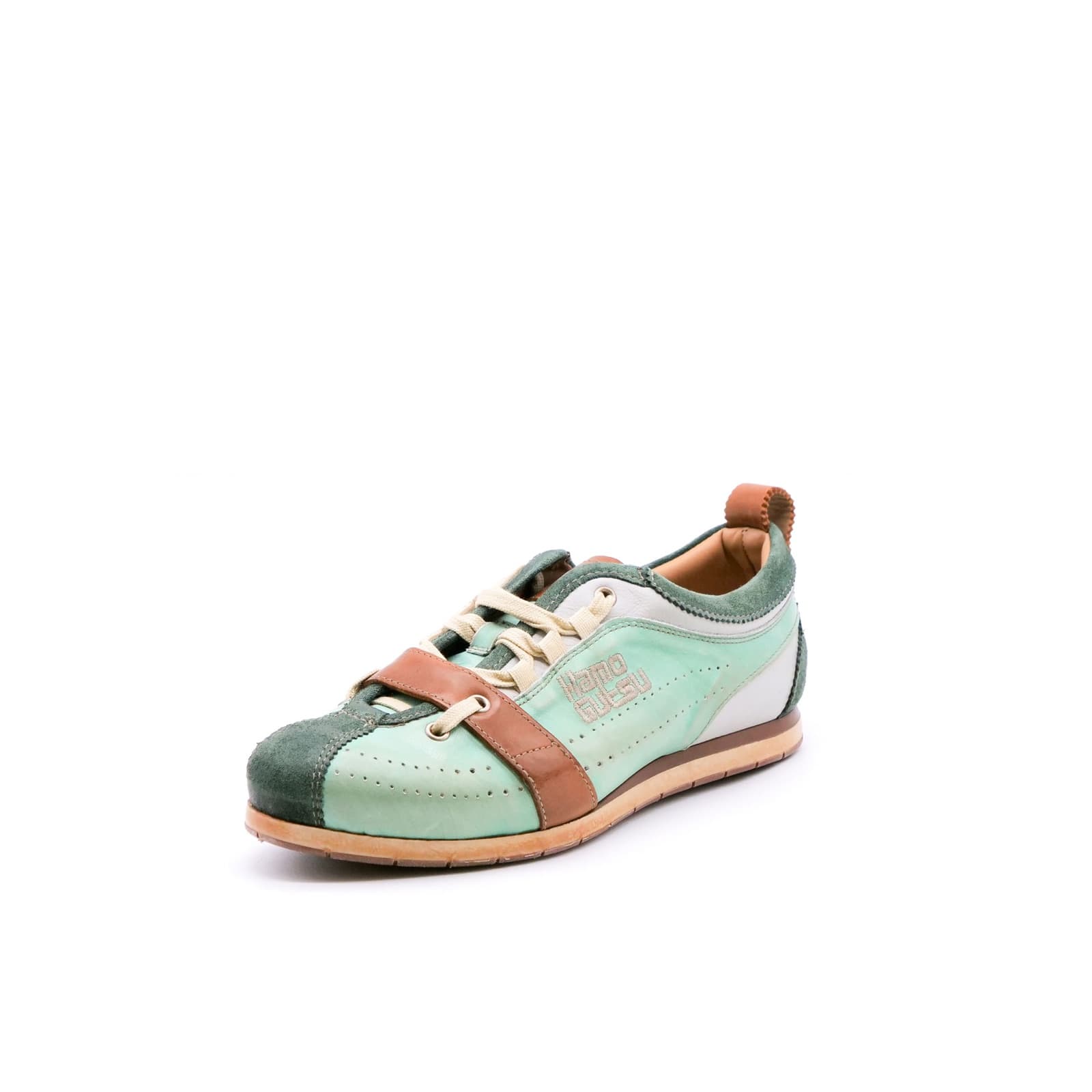 Basket homme vert d’eau et cognac sur fond blanc