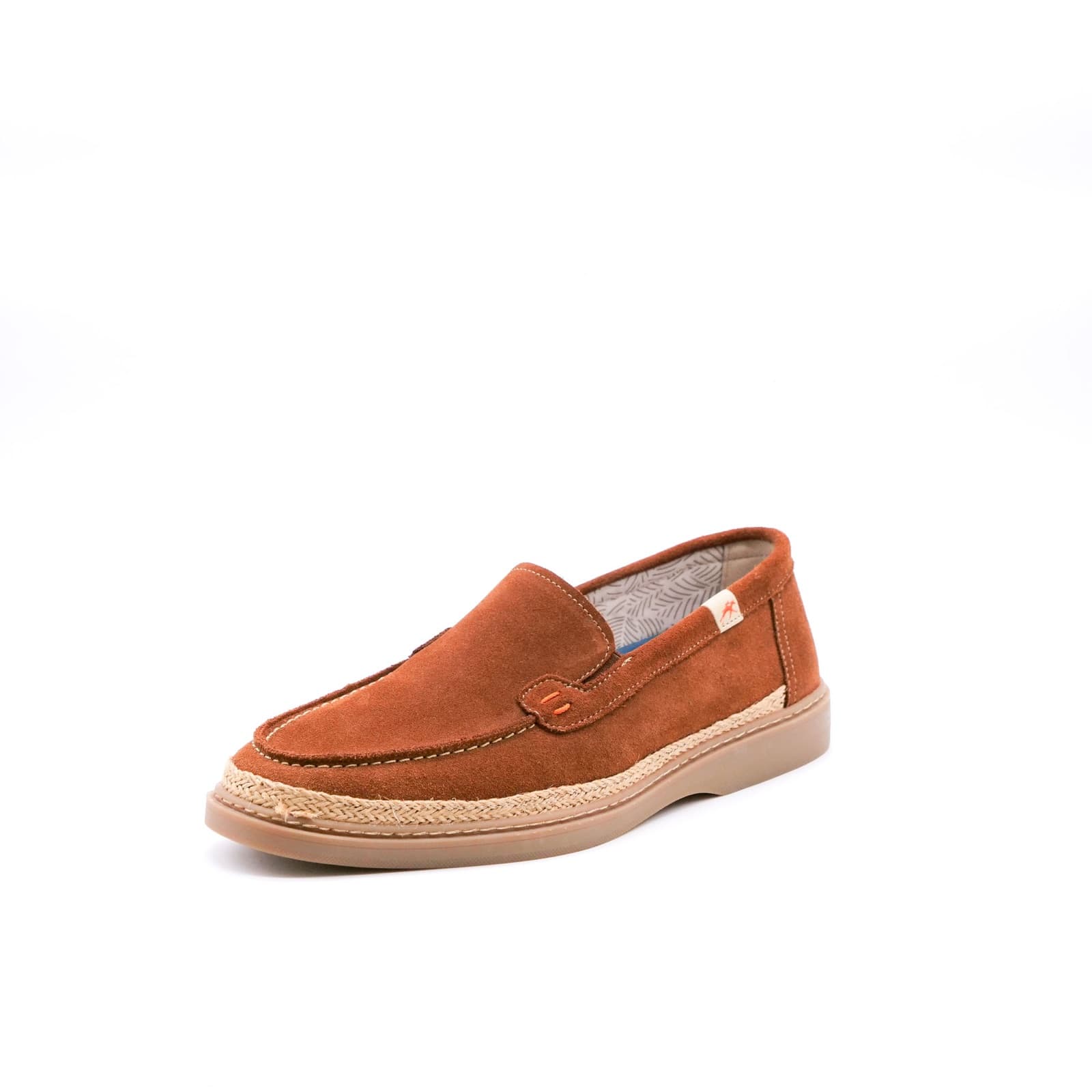 Mocassin en daim cognac sur fond blanc