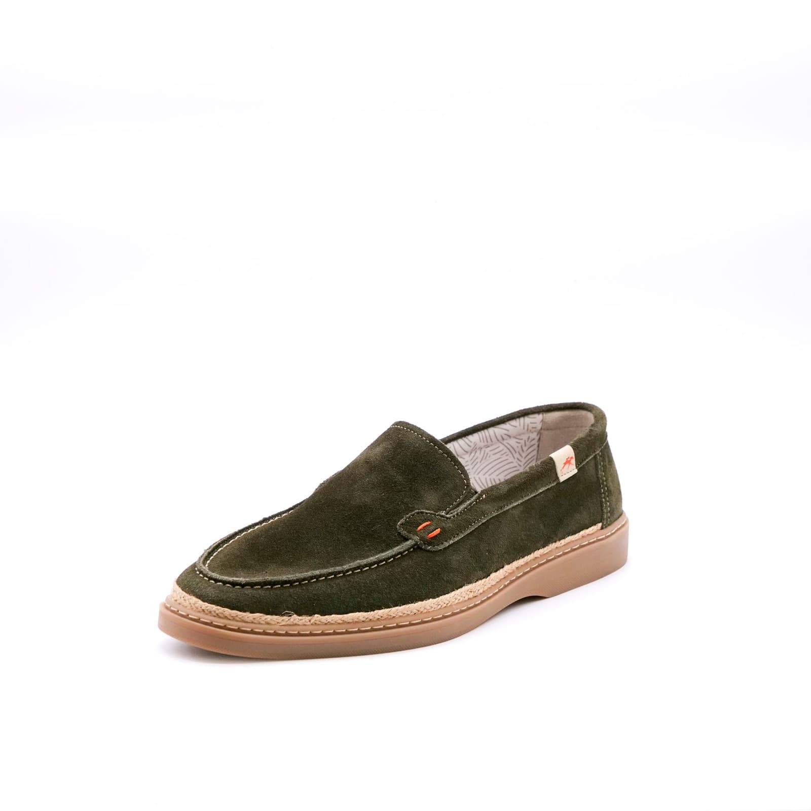 Mocassin en daim kaki sur fond blanc