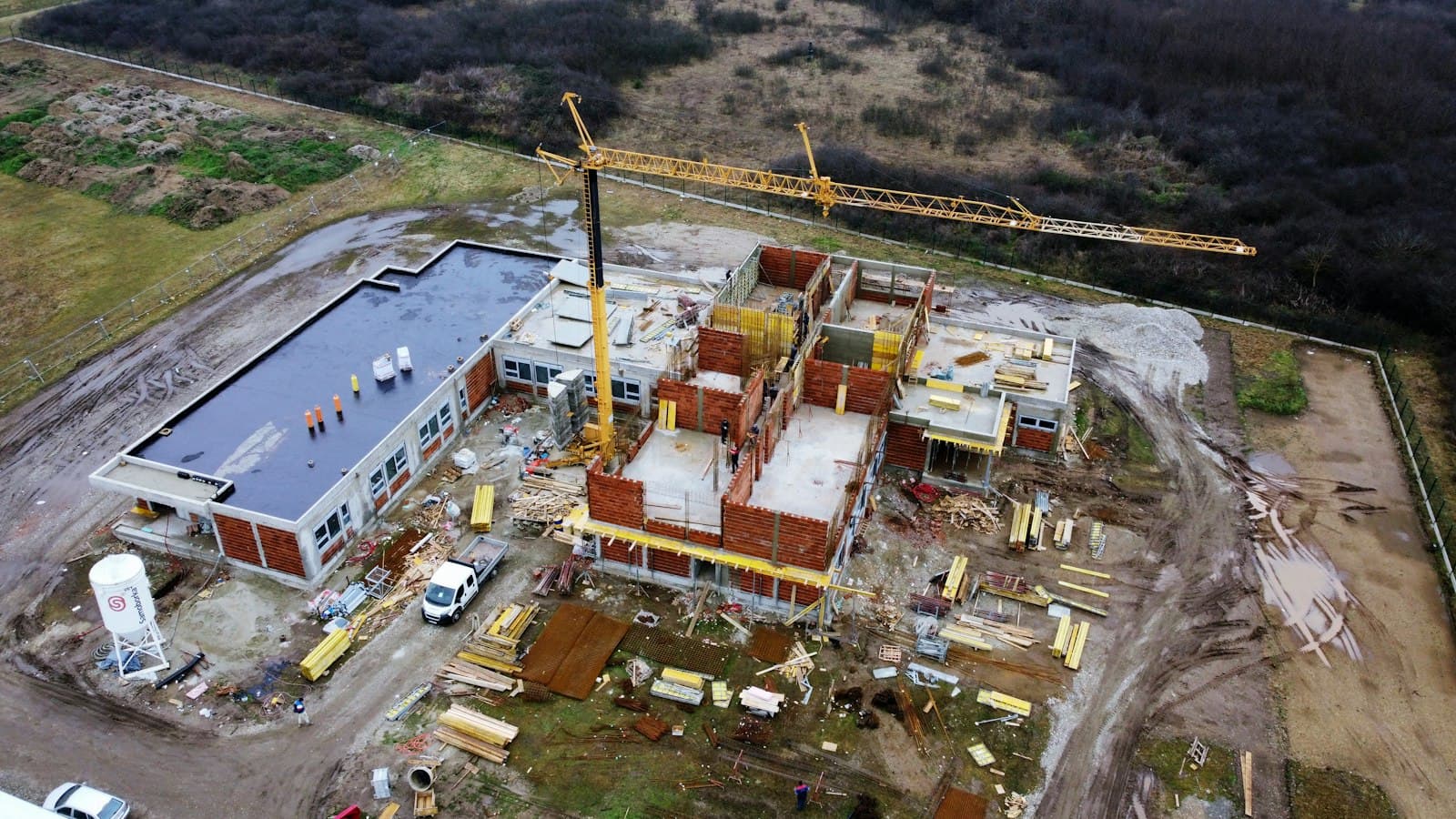 Vue aérienne d’un chantier de construction avec grues et bâtiment en cours