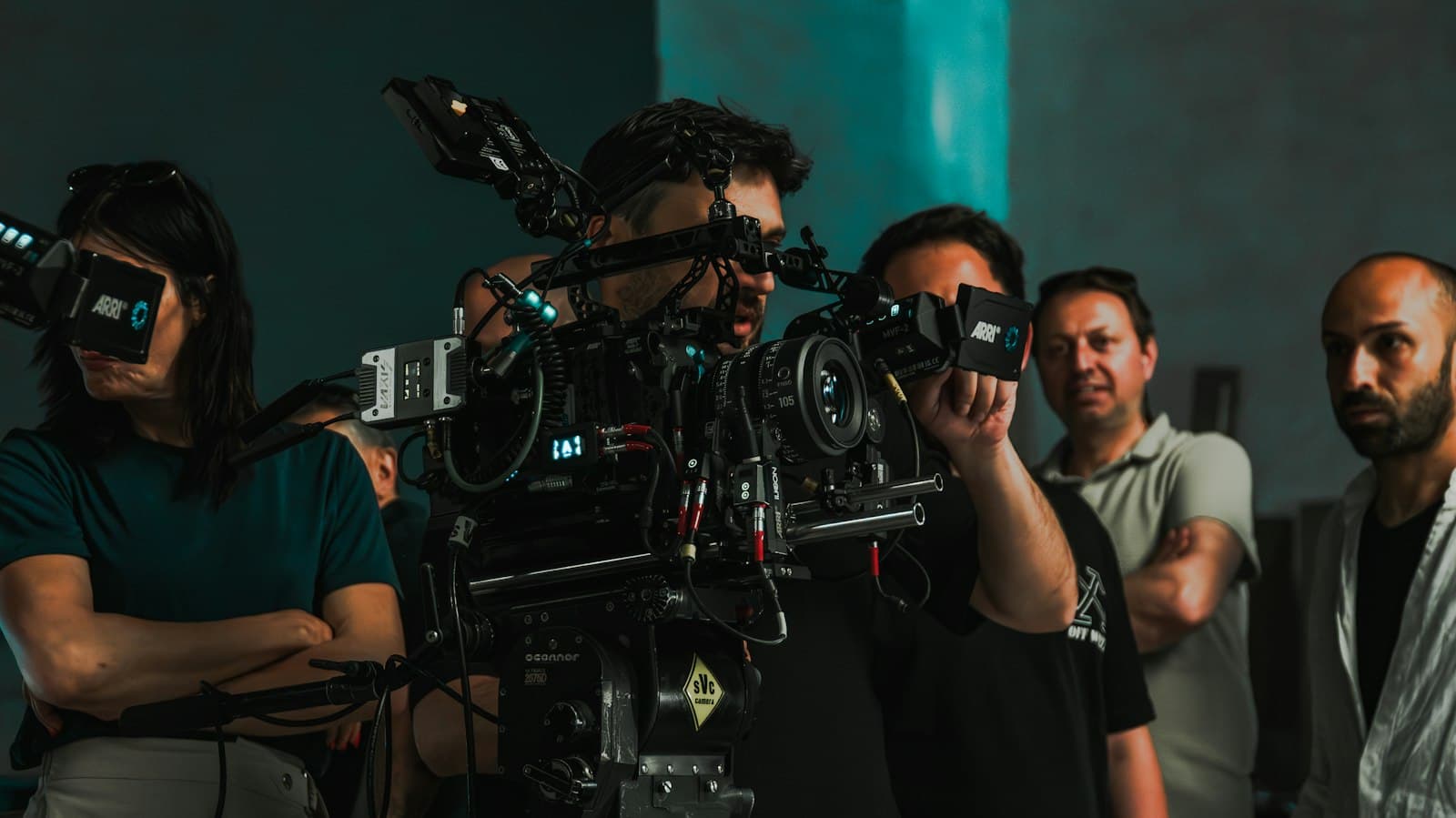 Équipe de tournage réglant une caméra professionnelle sur un plateau