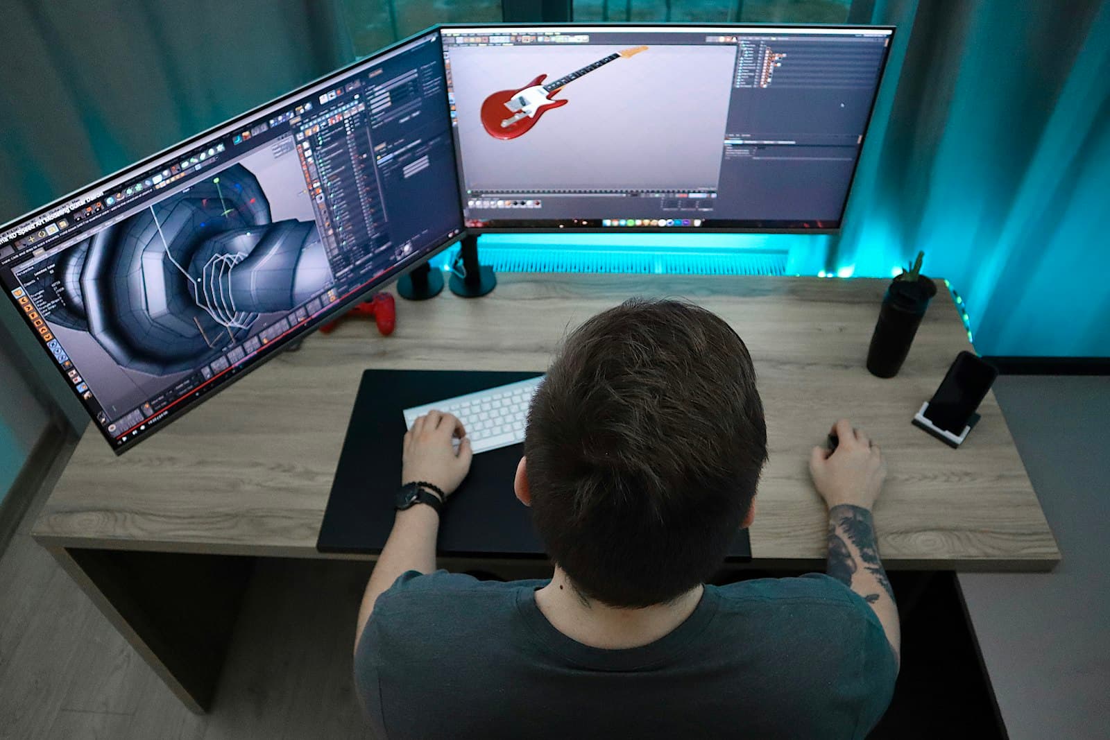 Motion designer travaillant sur un écran avec une tablette graphique