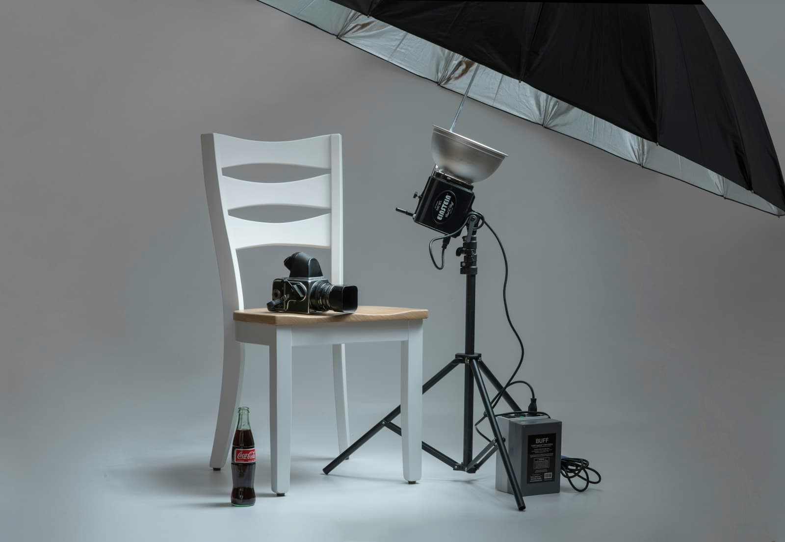 Plateau de prise de vue en studio avec caméra, éclairage et chaise