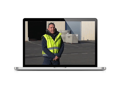 Interview vidéo d’un responsable en gilet haute visibilité sur un site industriel
