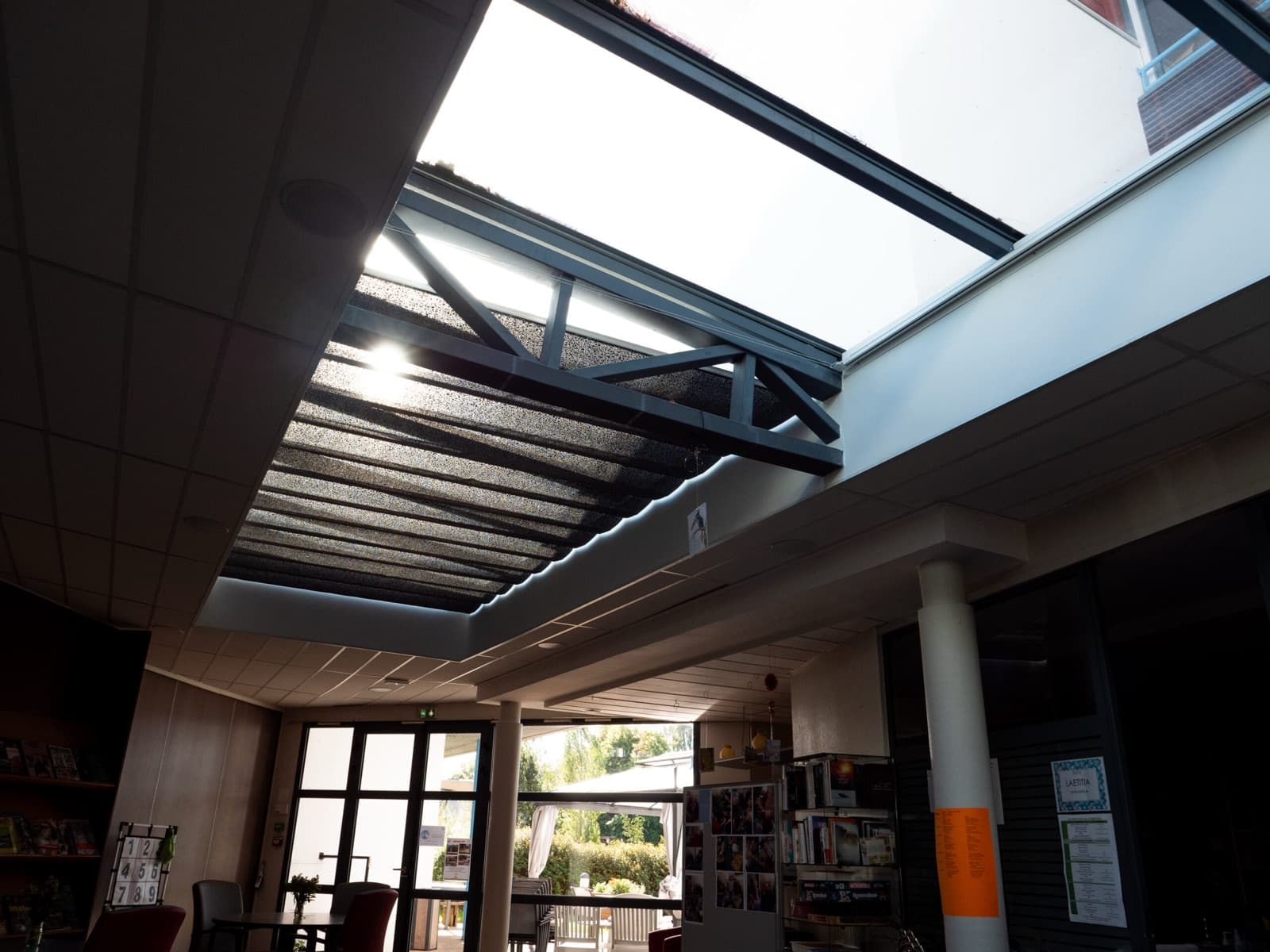 Terrasse fermée sous pergola vitrée, vue de l’intérieur