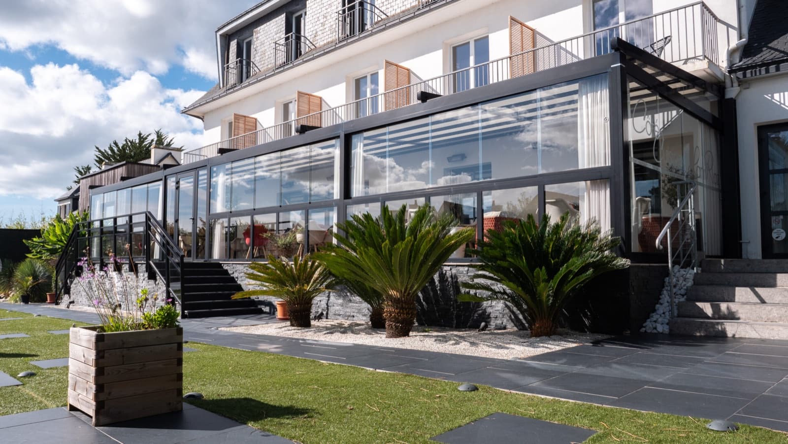Maison avec extension vitrée en aluminium noir, vue depuis le jardin