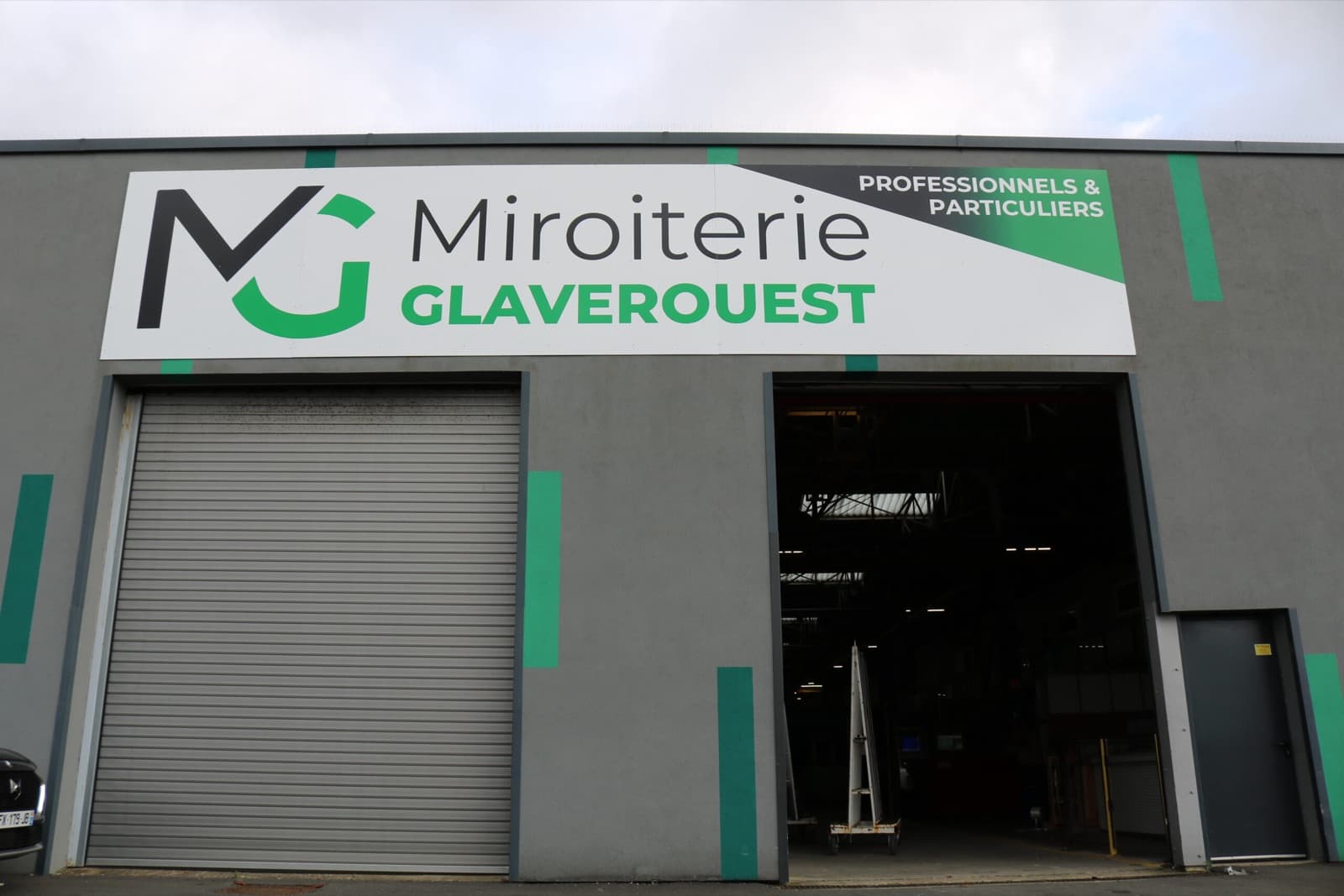 Façade de la miroiterie Glaverouest et son enseigne