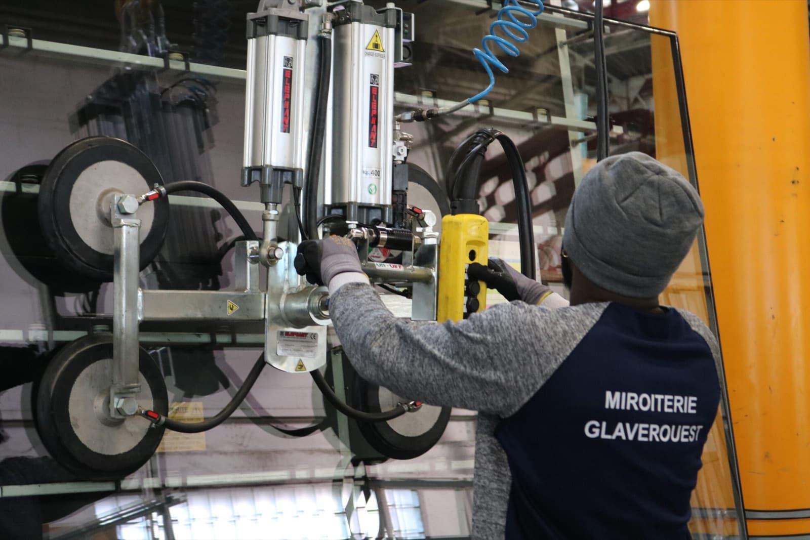 Technicien de la miroiterie Glaverouest devant une ligne automatisée