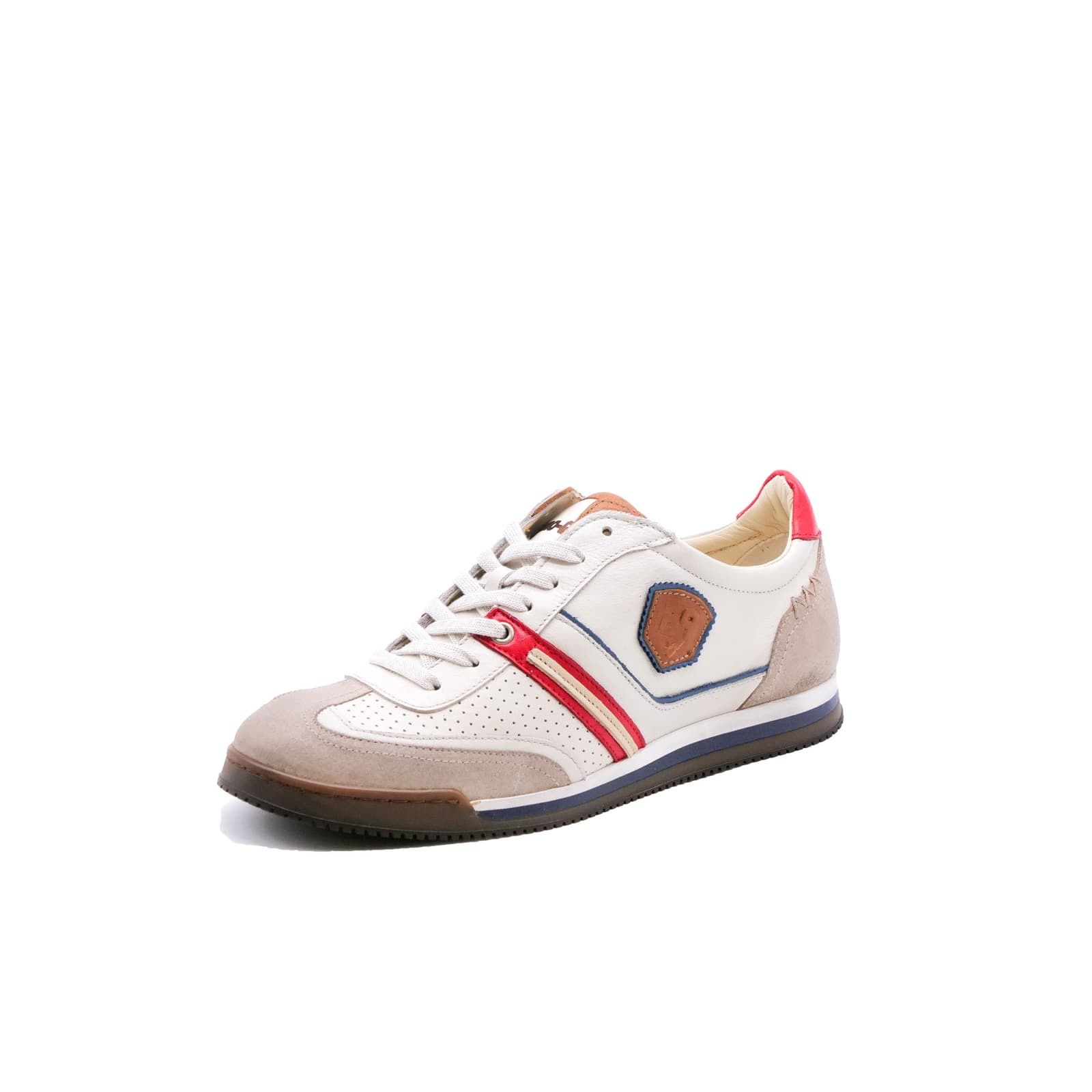 Basket homme en cuir blanc et rouge sur fond blanc