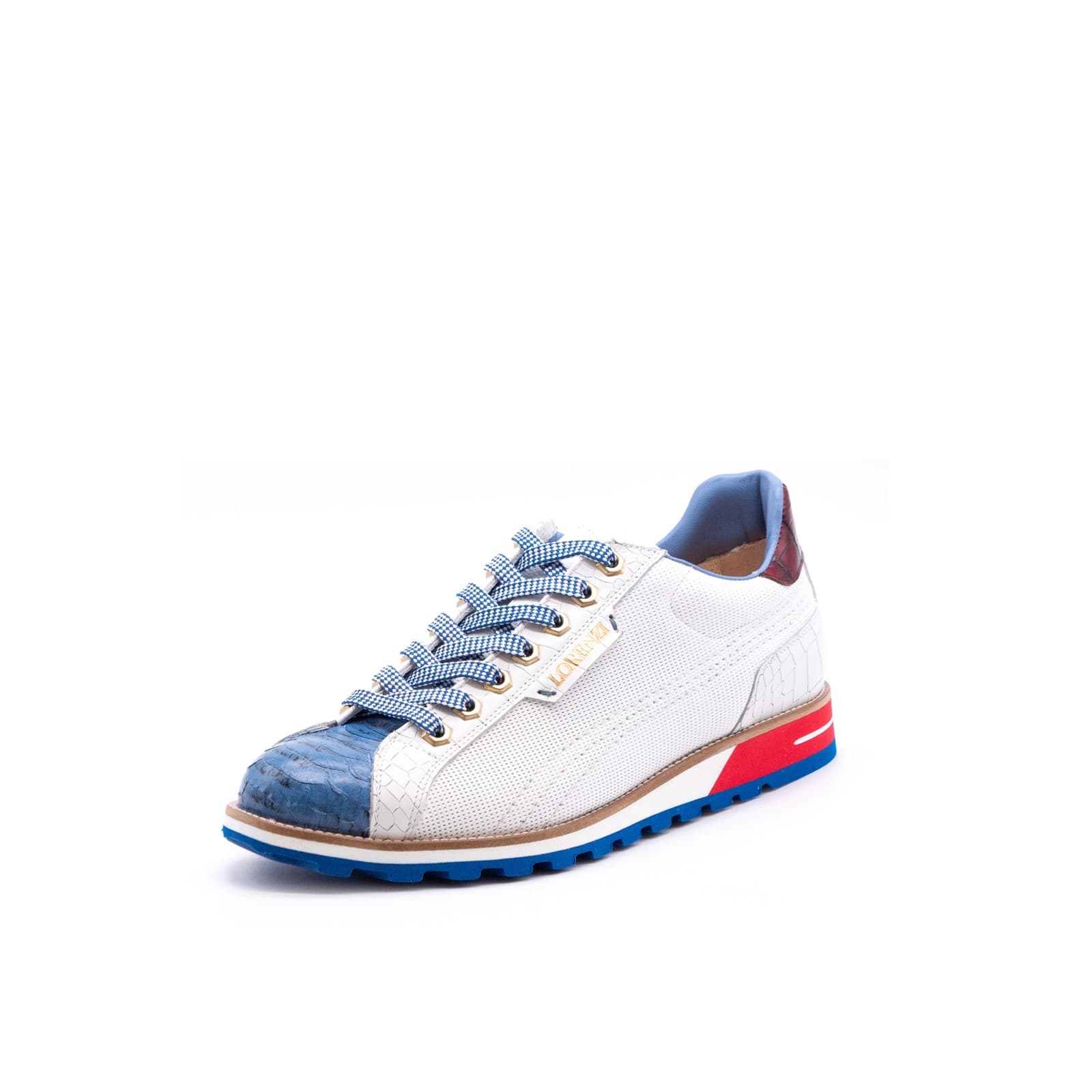 Basket bleue et blanche à lacets bleus sur fond blanc