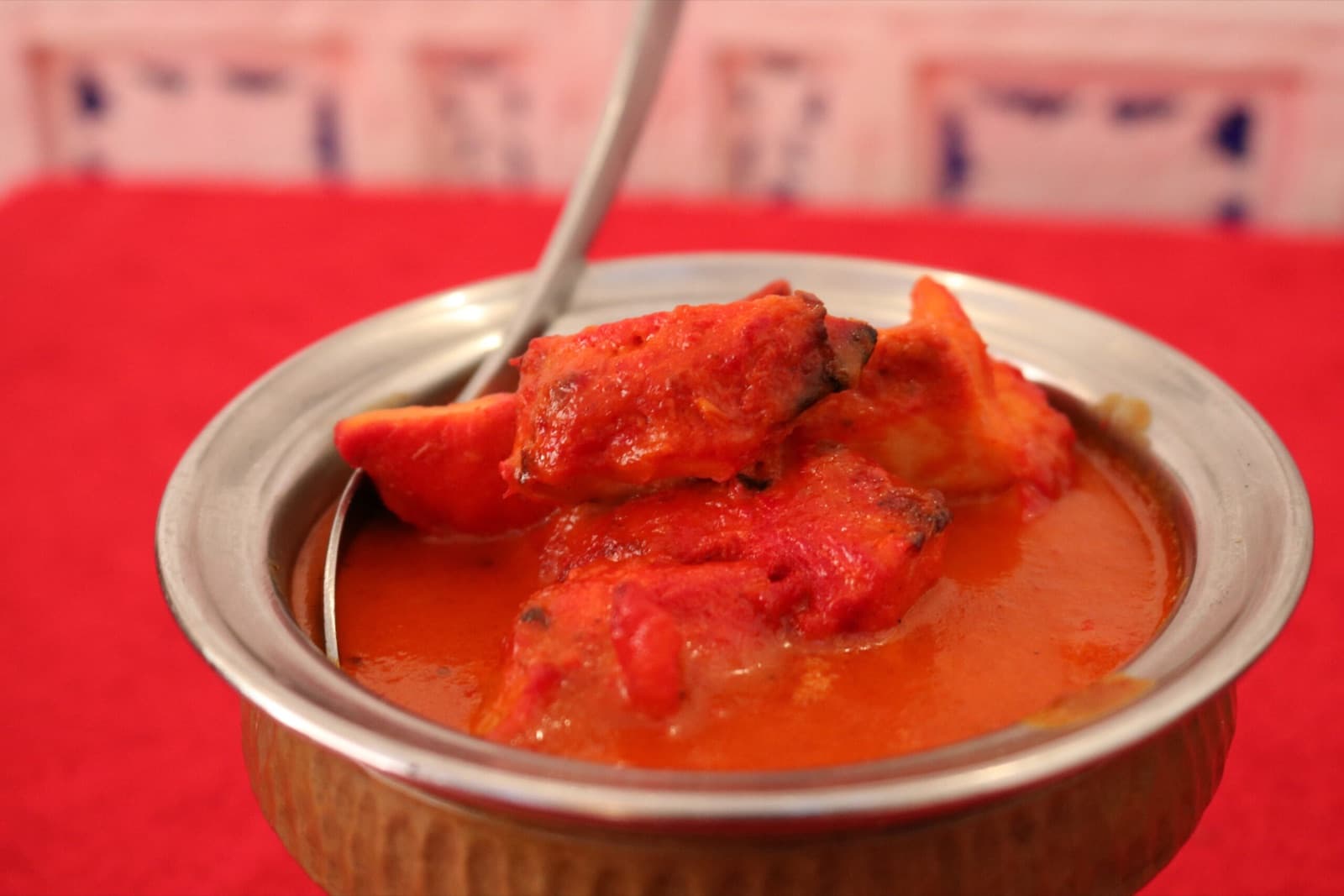 Poulet en sauce servi dans un bol cuivré