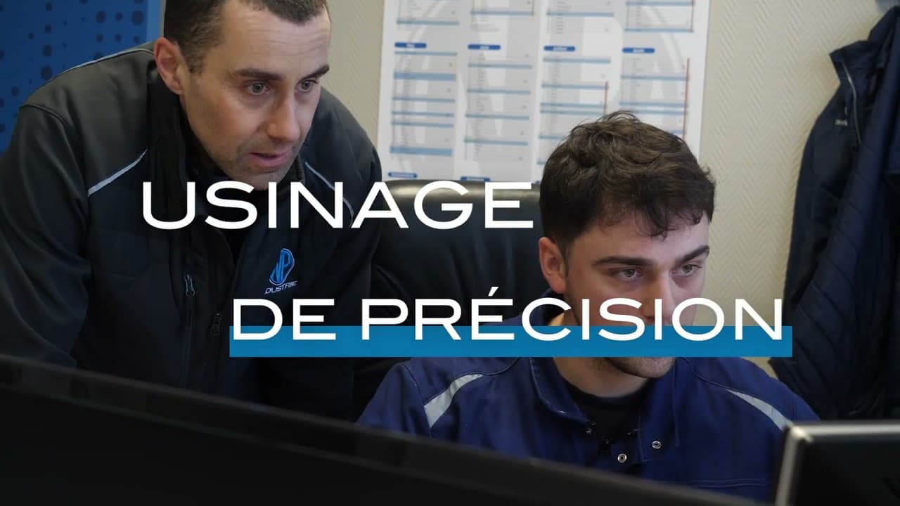 Deux techniciens devant un écran, séquence « Usinage de précision » du film NP Industrie