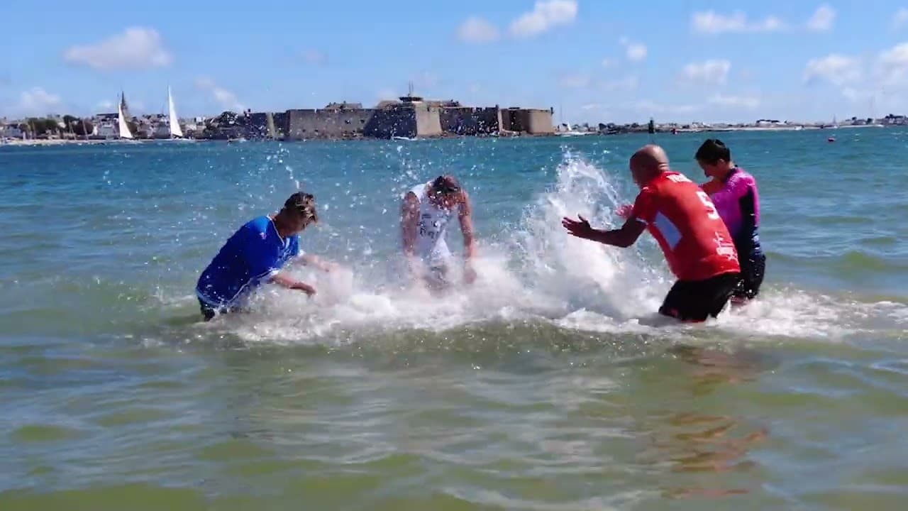 Participants se jetant à l’eau en mer, extrait du teaser de Mouillons le maillot
