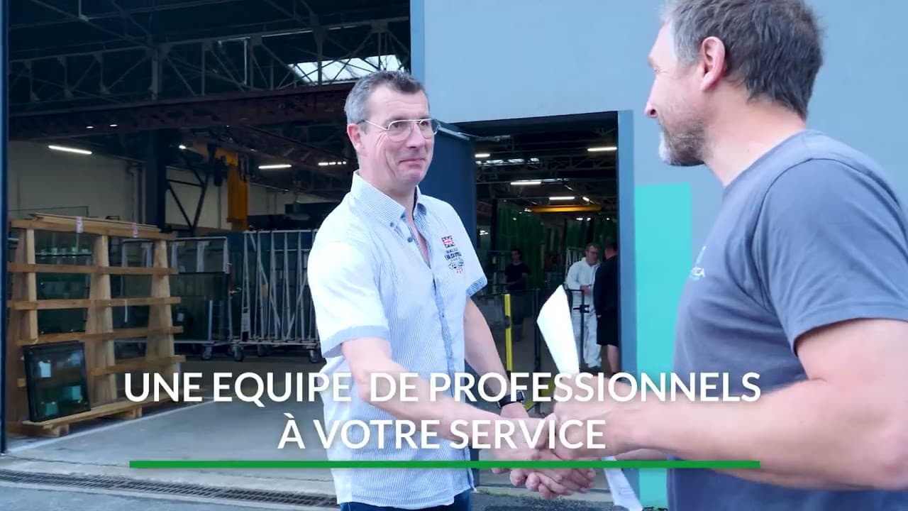 Poignée de main devant l’atelier d’une miroiterie, extrait du film Glaverouest